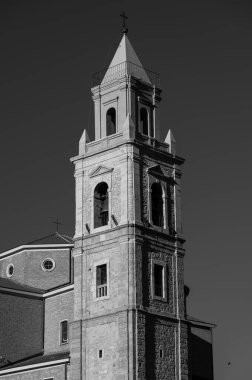 Kasaba kilisesi, 1706 depreminden sonra 12. yüzyılda inşa edildi, ancak 14. yüzyıl çan kulesinin bakımını üstlendi.