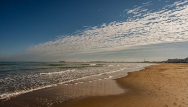 Pescara, Adriyatik kıyısında, deniz seviyesinden yaklaşık 4 metre yükseklikte yer alır ve Val Pescara nehrinin sonundaki Pescara nehrinin ağzında gelişir..