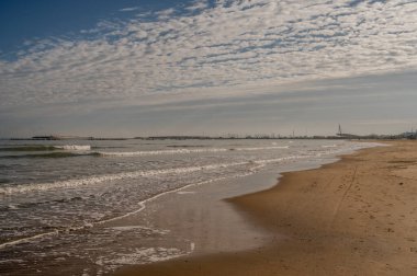 Pescara, Adriyatik kıyısında, deniz seviyesinden yaklaşık 4 metre yükseklikte yer alır ve Val Pescara nehrinin sonundaki Pescara nehrinin ağzında gelişir..