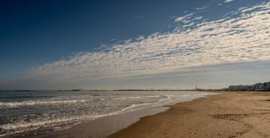 Pescara, Adriyatik kıyısında, deniz seviyesinden yaklaşık 4 metre yükseklikte yer alır ve Val Pescara nehrinin sonundaki Pescara nehrinin ağzında gelişir..