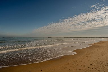Pescara, Adriyatik kıyısında, deniz seviyesinden yaklaşık 4 metre yükseklikte yer alır ve Val Pescara nehrinin sonundaki Pescara nehrinin ağzında gelişir..