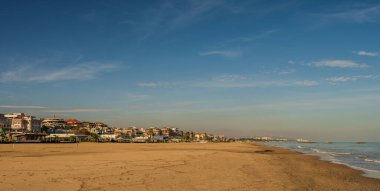 Pescara, Adriyatik kıyısında, deniz seviyesinden yaklaşık 4 metre yükseklikte yer alır ve Val Pescara nehrinin sonundaki Pescara nehrinin ağzında gelişir..