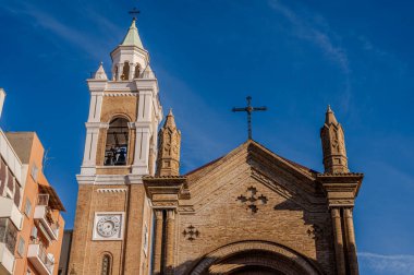 1886 'da Neo Romanesque tarzında inşa edildi. Tuğla kaplamalarıyla karakterize edilen bir ana perade var. İçinin üç tane neo-Romanesk tarzı göbeği var..