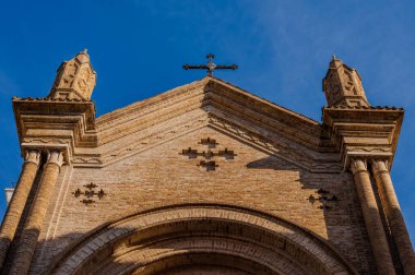 1886 'da Neo Romanesque tarzında inşa edildi. Tuğla kaplamalarıyla karakterize edilen bir ana perade var. İçinin üç tane neo-Romanesk tarzı göbeği var..