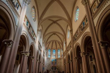 1886 'da Neo Romanesque tarzında inşa edildi. Tuğla kaplamalarıyla karakterize edilen bir ana perade var. İçinin üç tane neo-Romanesk tarzı göbeği var..
