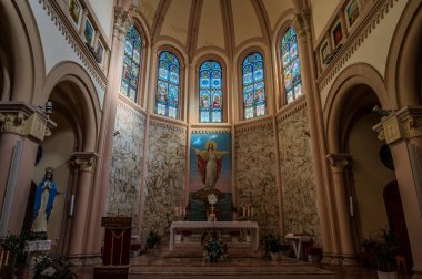 1886 'da Neo Romanesque tarzında inşa edildi. Tuğla kaplamalarıyla karakterize edilen bir ana perade var. İçinin üç tane neo-Romanesk tarzı göbeği var..