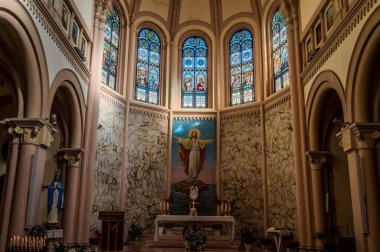 1886 'da Neo Romanesque tarzında inşa edildi. Tuğla kaplamalarıyla karakterize edilen bir ana perade var. İçinin üç tane neo-Romanesk tarzı göbeği var..