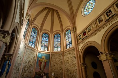 1886 'da Neo Romanesque tarzında inşa edildi. Tuğla kaplamalarıyla karakterize edilen bir ana perade var. İçinin üç tane neo-Romanesk tarzı göbeği var..