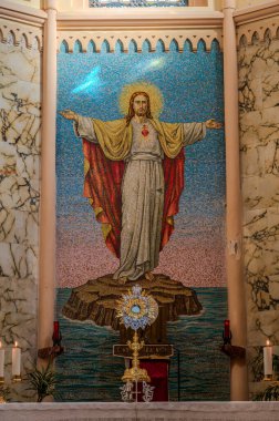 1886 'da Neo Romanesque tarzında inşa edildi. Tuğla kaplamalarıyla karakterize edilen bir ana perade var. İçinin üç tane neo-Romanesk tarzı göbeği var..