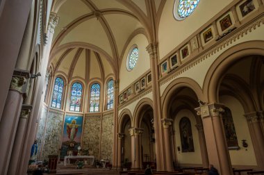 1886 'da Neo Romanesque tarzında inşa edildi. Tuğla kaplamalarıyla karakterize edilen bir ana perade var. İçinin üç tane neo-Romanesk tarzı göbeği var..