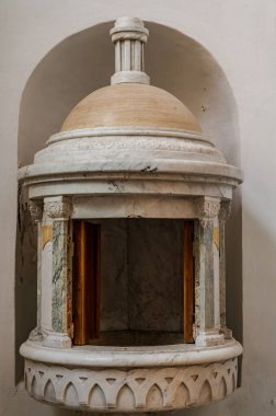 1886 'da Neo Romanesque tarzında inşa edildi. Tuğla kaplamalarıyla karakterize edilen bir ana perade var. İçinin üç tane neo-Romanesk tarzı göbeği var..