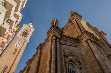1886 'da Neo Romanesque tarzında inşa edildi. Tuğla kaplamalarıyla karakterize edilen bir ana perade var. İçinin üç tane neo-Romanesk tarzı göbeği var..