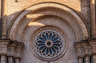 1886 'da Neo Romanesque tarzında inşa edildi. Tuğla kaplamalarıyla karakterize edilen bir ana perade var. İçinin üç tane neo-Romanesk tarzı göbeği var..