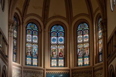 1886 'da Neo Romanesque tarzında inşa edildi. Tuğla kaplamalarıyla karakterize edilen bir ana perade var. İçinin üç tane neo-Romanesk tarzı göbeği var..