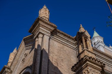 1886 'da Neo Romanesque tarzında inşa edildi. Tuğla kaplamalarıyla karakterize edilen bir ana perade var. İçinin üç tane neo-Romanesk tarzı göbeği var..