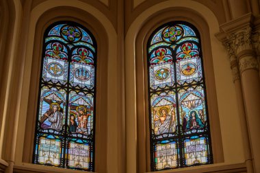 1886 'da Neo Romanesque tarzında inşa edildi. Tuğla kaplamalarıyla karakterize edilen bir ana perade var. İçinin üç tane neo-Romanesk tarzı göbeği var..