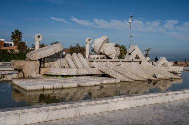 La Nave çeşmesi 1986 yılında Pietro Cascella tarafından travertin mermerinde inşa edilmiştir. Açılışı 4 Temmuz 1987 'de yapıldı.