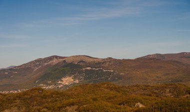 Pesche, Molise 'in Isernia eyaletindeki köy, San Marco Dağı' nın dik yamaçları boyunca tünemişti. Dağın yeşilliğine ve taşların grisine karşı beyaz bir nokta..