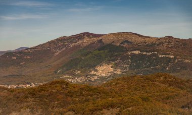 Pesche, Molise 'in Isernia eyaletindeki köy, San Marco Dağı' nın dik yamaçları boyunca tünemişti. Dağın yeşilliğine ve taşların grisine karşı beyaz bir nokta..