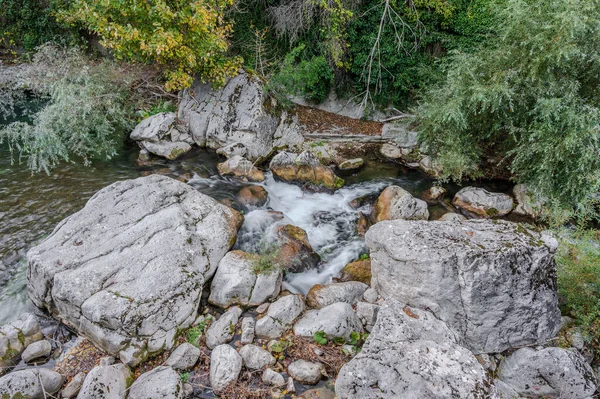 Aventine Nehri, Abruzzo 'da, Palena belediyesinin kaynaklarından doğan ve Cotaio nehrinin 863 metre yukarısında yer alan 45 km uzunluğunda bir nehirdir..