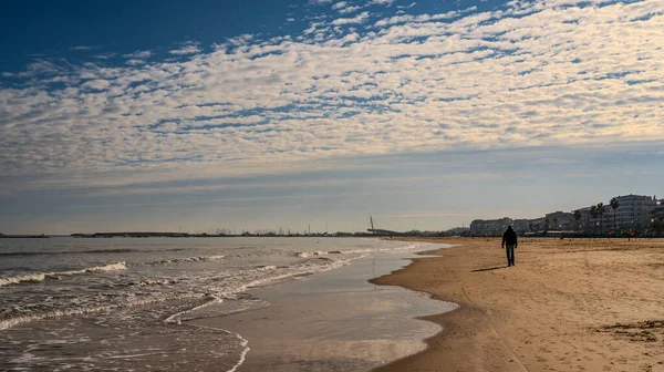 Pescara, Adriyatik kıyısında, deniz seviyesinden yaklaşık 4 metre yükseklikte yer alır ve Val Pescara nehrinin sonundaki Pescara nehrinin ağzında gelişir..