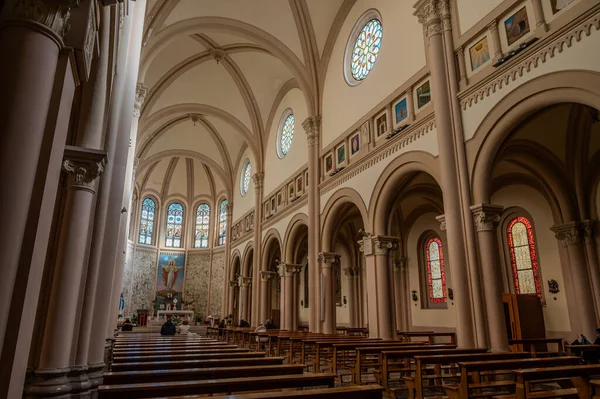 1886 'da Neo Romanesque tarzında inşa edildi. Tuğla kaplamalarıyla karakterize edilen bir ana perade var. İçinin üç tane neo-Romanesk tarzı göbeği var..