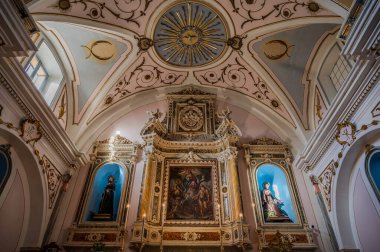 San Lorenzo kilisesi Kale 'ye yakındır. Bu yapı ilk olarak 1866 'da kaldırılana kadar manastır olarak kullanıldı..