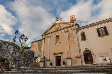 San Lorenzo kilisesi Kale 'ye yakındır. Bu yapı ilk olarak 1866 'da kaldırılana kadar manastır olarak kullanıldı..