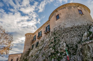 Şehrin ana anıtı Lombardlar tarafından bir gözetleme kulesi olarak kurulmuş ve 1269 yılında I. Charles Anjou tarafından Napoli adına işleten Barrasio 'ya bağışlanmıştır..