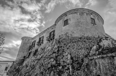 Şehrin ana anıtı Lombardlar tarafından bir gözetleme kulesi olarak kurulmuş ve 1269 yılında I. Charles Anjou tarafından Napoli adına işleten Barrasio 'ya bağışlanmıştır..