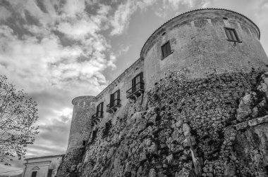 Şehrin ana anıtı Lombardlar tarafından bir gözetleme kulesi olarak kurulmuş ve 1269 yılında I. Charles Anjou tarafından Napoli adına işleten Barrasio 'ya bağışlanmıştır..