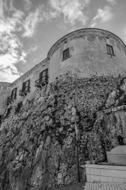 Şehrin ana anıtı Lombardlar tarafından bir gözetleme kulesi olarak kurulmuş ve 1269 yılında I. Charles Anjou tarafından Napoli adına işleten Barrasio 'ya bağışlanmıştır..