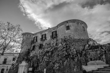 Şehrin ana anıtı Lombardlar tarafından bir gözetleme kulesi olarak kurulmuş ve 1269 yılında I. Charles Anjou tarafından Napoli adına işleten Barrasio 'ya bağışlanmıştır..