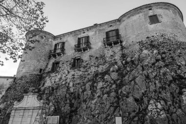 Şehrin ana anıtı Lombardlar tarafından bir gözetleme kulesi olarak kurulmuş ve 1269 yılında I. Charles Anjou tarafından Napoli adına işleten Barrasio 'ya bağışlanmıştır..