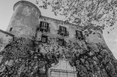 Şehrin ana anıtı Lombardlar tarafından bir gözetleme kulesi olarak kurulmuş ve 1269 yılında I. Charles Anjou tarafından Napoli adına işleten Barrasio 'ya bağışlanmıştır..