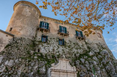 Şehrin ana anıtı Lombardlar tarafından bir gözetleme kulesi olarak kurulmuş ve 1269 yılında I. Charles Anjou tarafından Napoli adına işleten Barrasio 'ya bağışlanmıştır..
