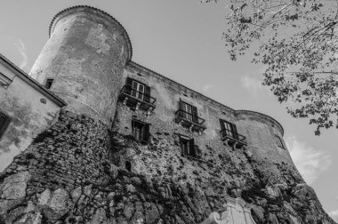 Şehrin ana anıtı Lombardlar tarafından bir gözetleme kulesi olarak kurulmuş ve 1269 yılında I. Charles Anjou tarafından Napoli adına işleten Barrasio 'ya bağışlanmıştır..