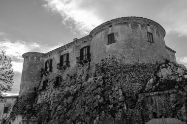 Şehrin ana anıtı Lombardlar tarafından bir gözetleme kulesi olarak kurulmuş ve 1269 yılında I. Charles Anjou tarafından Napoli adına işleten Barrasio 'ya bağışlanmıştır..