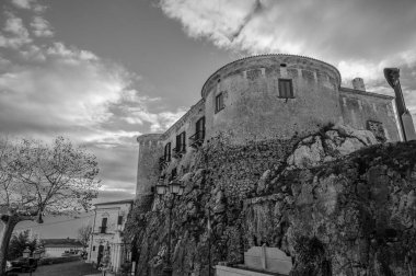 Şehrin ana anıtı Lombardlar tarafından bir gözetleme kulesi olarak kurulmuş ve 1269 yılında I. Charles Anjou tarafından Napoli adına işleten Barrasio 'ya bağışlanmıştır..