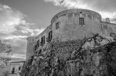 Şehrin ana anıtı Lombardlar tarafından bir gözetleme kulesi olarak kurulmuş ve 1269 yılında I. Charles Anjou tarafından Napoli adına işleten Barrasio 'ya bağışlanmıştır..