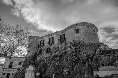 Şehrin ana anıtı Lombardlar tarafından bir gözetleme kulesi olarak kurulmuş ve 1269 yılında I. Charles Anjou tarafından Napoli adına işleten Barrasio 'ya bağışlanmıştır..