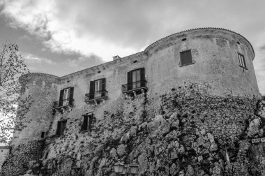 Şehrin ana anıtı Lombardlar tarafından bir gözetleme kulesi olarak kurulmuş ve 1269 yılında I. Charles Anjou tarafından Napoli adına işleten Barrasio 'ya bağışlanmıştır..