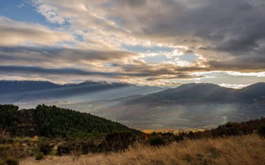 Molise, Adriyatik Denizi kıyısında uzanan bir İtalyan dağlık bölgesidir. Apennine Dağları 'ndaki Abruzzo Milli Parkı' nın zengin bir kısmını kapsıyor..