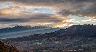 Molise, Adriyatik Denizi kıyısında uzanan bir İtalyan dağlık bölgesidir. Apennine Dağları 'ndaki Abruzzo Milli Parkı' nın zengin bir kısmını kapsıyor..