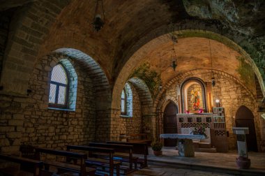 Grotta di San Michele Arcangelo, 1890 'da eski kilisenin kalıntıları üzerine yeniden inşa edildi ve genişletildi. Orada hacı, insan ve doğa arasındaki bağı tecrübe edebilir..