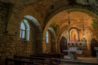 Grotta di San Michele Arcangelo, 1890 'da eski kilisenin kalıntıları üzerine yeniden inşa edildi ve genişletildi. Orada hacı, insan ve doğa arasındaki bağı tecrübe edebilir..
