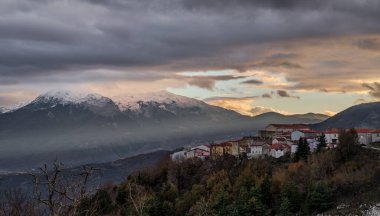 Grotte 'deki Sant' Angelo Molise 'de yaklaşık 200 nüfuslu küçük bir köydür. Castelpetroso ve Macchiagodena arasındaki bir dağın tepesinde yer almaktadır..