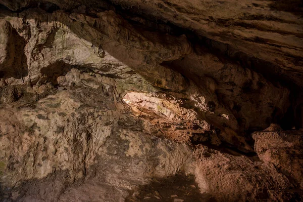 Grotta di San Michele Arcangelo, 1890 'da eski kilisenin kalıntıları üzerine yeniden inşa edildi ve genişletildi. Orada hacı, insan ve doğa arasındaki bağı tecrübe edebilir..