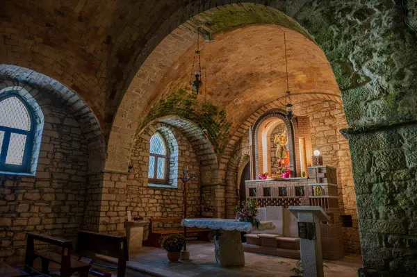 Grotta di San Michele Arcangelo, 1890 'da eski kilisenin kalıntıları üzerine yeniden inşa edildi ve genişletildi. Orada hacı, insan ve doğa arasındaki bağı tecrübe edebilir..