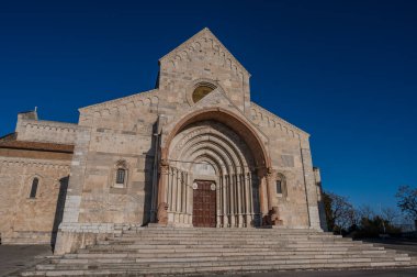 Ancona Katedrali San Ciriaco 'ya adanmıştır. Roma tarzının Bizans tarzıyla harmanlandığı bir ortaçağ kilisesi. Planda ve birçok dekorasyonda açıkça görülüyor.